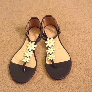 Floozie leather sandals with adorable daisy detail