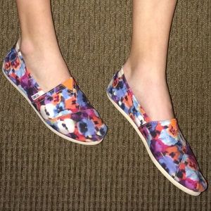 Toms tie die flats