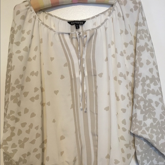 🚫SOLD🚫Cream/tan heart 3/4 sleeve blouse