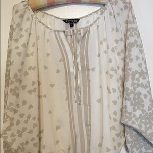 🚫SOLD🚫Cream/tan heart 3/4 sleeve blouse