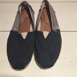 Navy blue striped toms