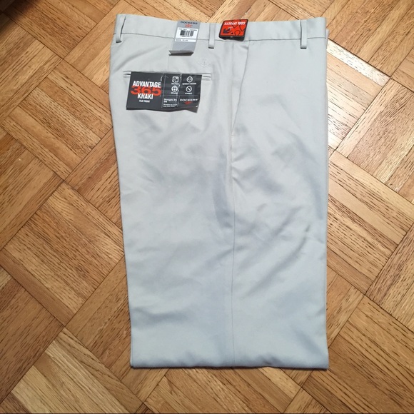 Docker's mens khaki flat front sz 32x32