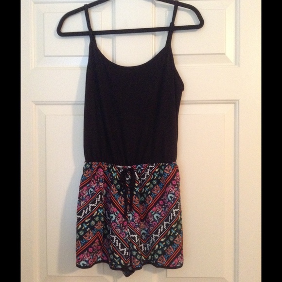 Dresses & Skirts - *NWT* Tribal Print Front Tie Romper (L)