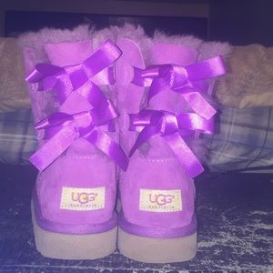 Size 4 UGG only worn 4 times short, 2 bows