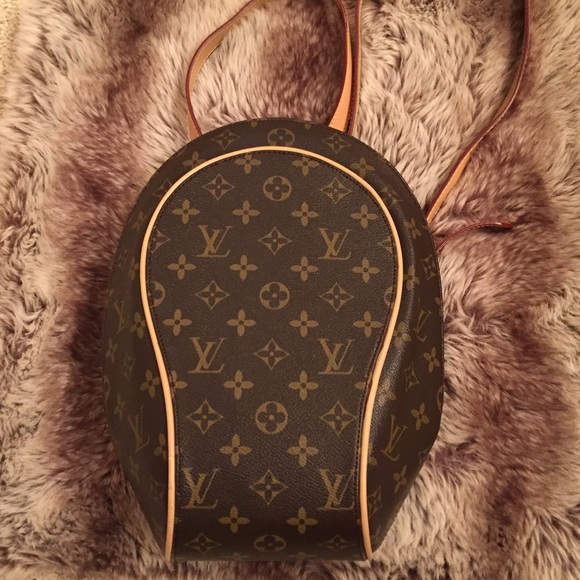 Backpack style bucket shoulder bag