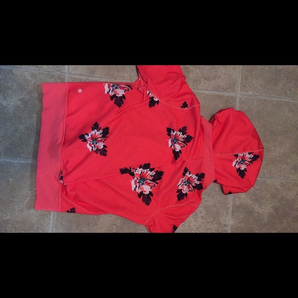 Excellent condition Lululemon hoodie. Size 8 - Picture 2 of 4