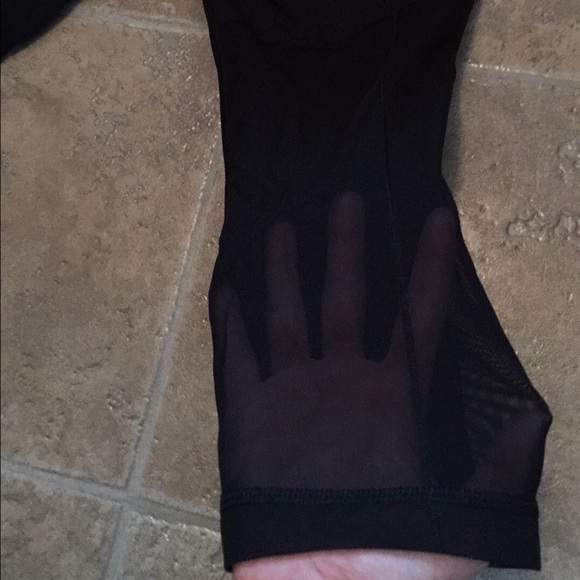 Lululemon wunder under with mesh back. Size 8! - Picture 2 of 3