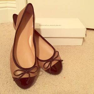 Literally adorable BR patent toe flats