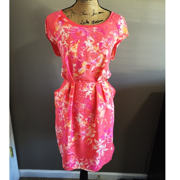 Dresses & Skirts - Pretty Floral Dress