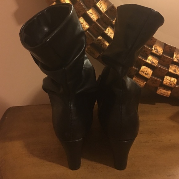 Black leather boots - Picture 2 of 4