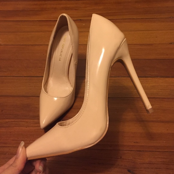 Nude pumps