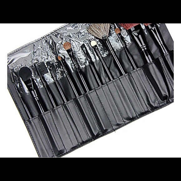 Make Up Brushes W/ Case - Picture 2 of 3