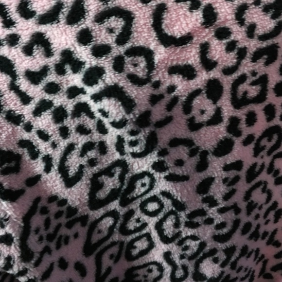 Cheetah print plush robe from ULTA - Picture 3 of 4