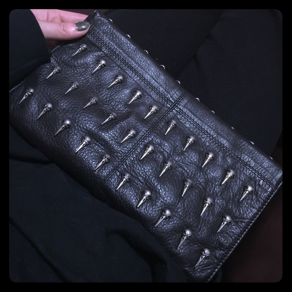 Black bird skull stud clutch