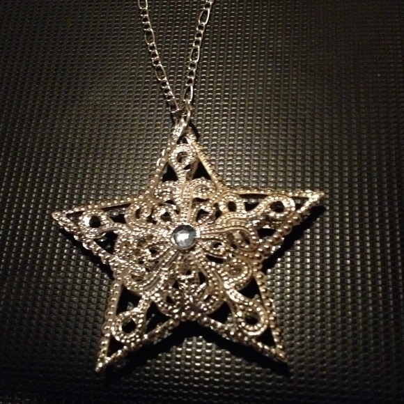 Jewelry - NWOT Huge 3D Silver Star filagree style necklace