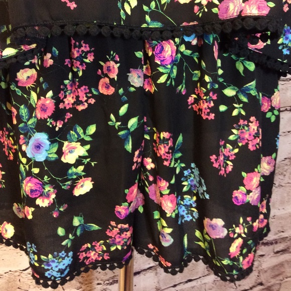 ❌LAST CHANCE❌LG FLORAL PRINT SHORTS ROMPER - Picture 3 of 4