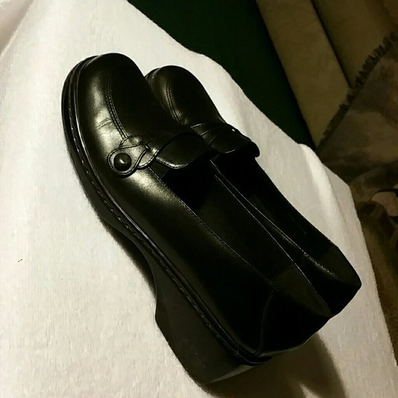 Clarks Shoes Size 8 1/2 M  Color Black