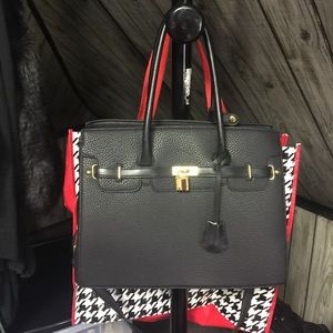 Black Adrienne Vittadini handbag