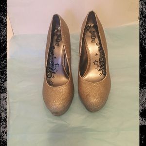 Size 8 Very sexy gold platform (small) shoes