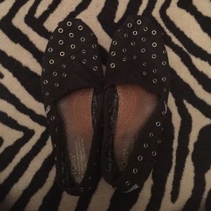 Black studded toms