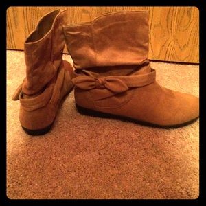 Brown suede booties!! 🎀