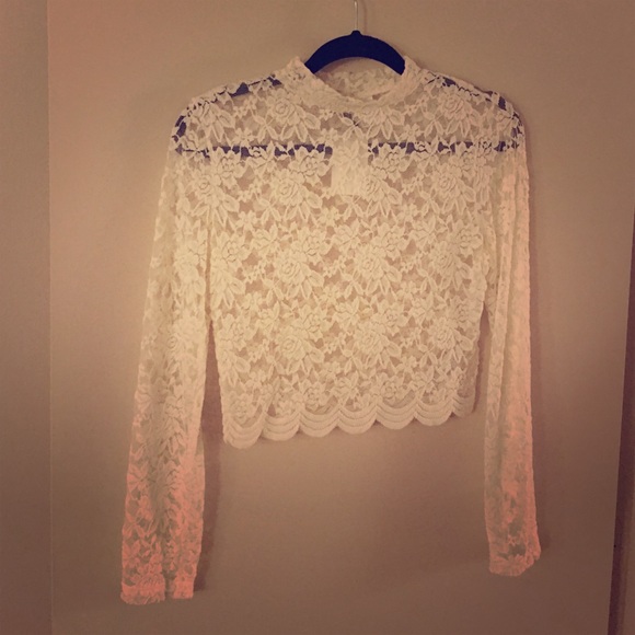 Lace long sleeve crop top