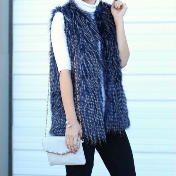 Jackets & Blazers - 🎉🎉 3X HP🎉🎉 Faux Fur Vest
