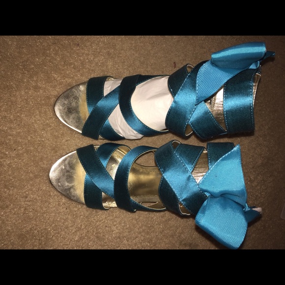Bebe Turquoise Heels With A Bow