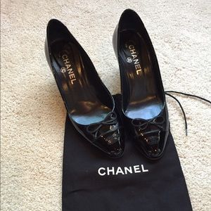 CHANEL patent leather CC logo with bow detail