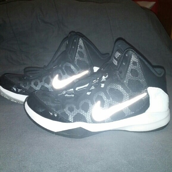 NIKE ZOOM WITHOUT A DOUBT