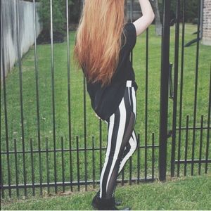 BLACK AND WHITE STRIPED LEGGINGS