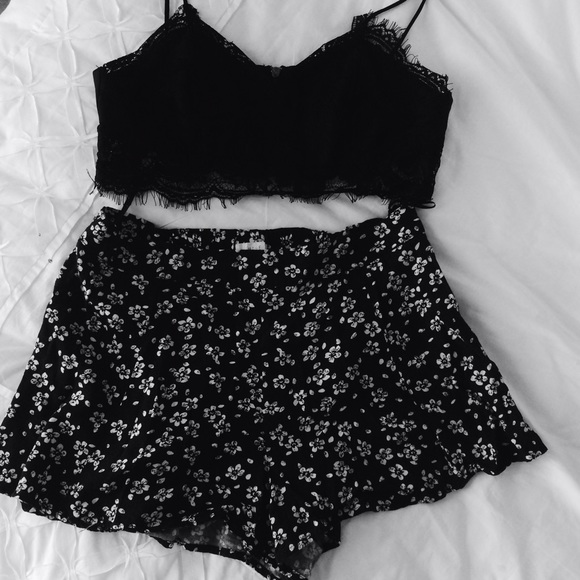 Black-and-white floral flowy shorts