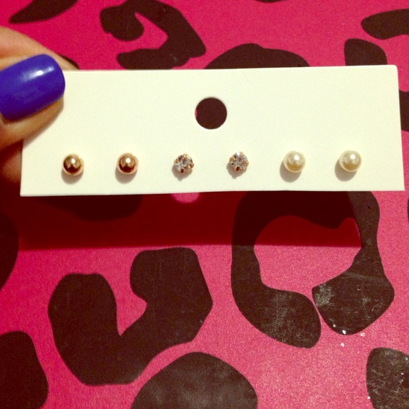 3 pairs of stud earrings