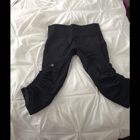 Lululemon In The Flow Crop, size 4