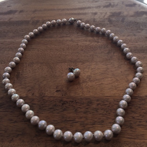 ❗️Price Drop❗️Gray pearl necklace & earrings