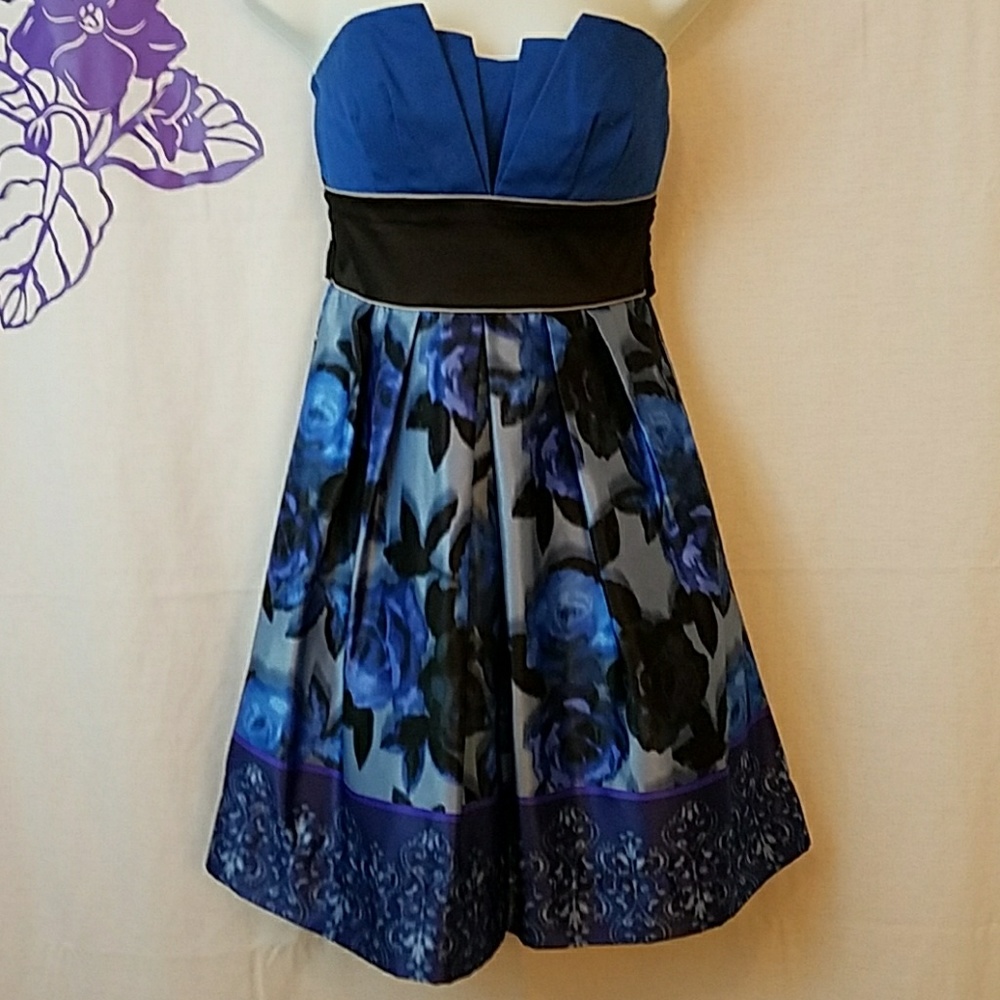 Sleeveless dress by teaseme.                  0126