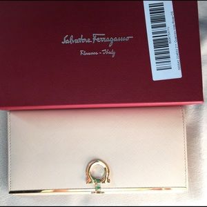 Ferragamo icona wallet. Excellent condition