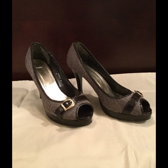 SOLD in bundle/Stylish fabric peek toe heels - Picture 2 of 4