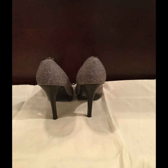 SOLD in bundle/Stylish fabric peek toe heels - Picture 3 of 4