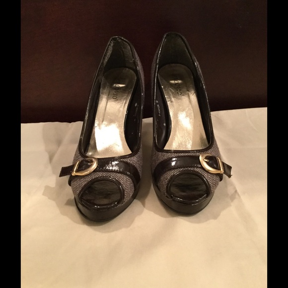 SOLD in bundle/Stylish fabric peek toe heels - Picture 4 of 4