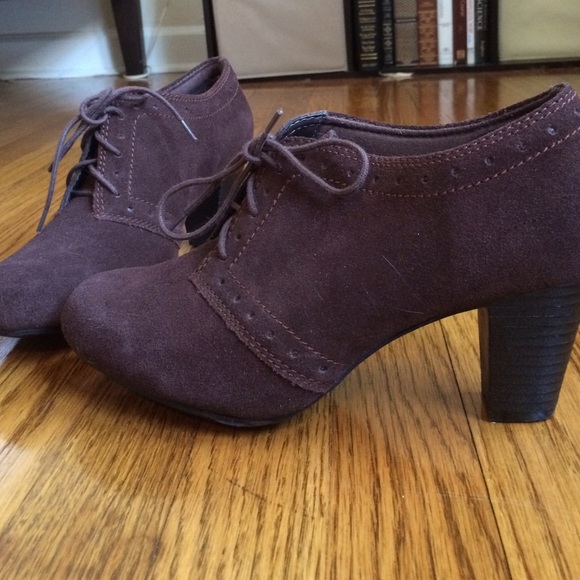 Clarks Shoes - Clark's chocolate brown ankle booties