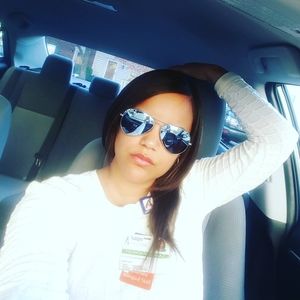 Meet your Posher, Yoli