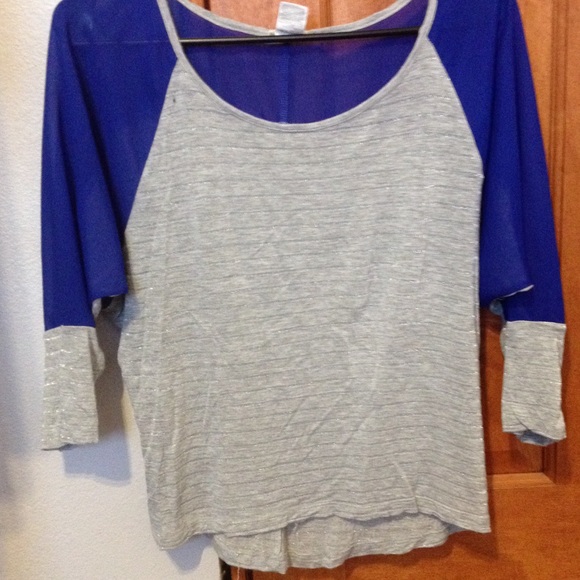 Women's size small 3/4 sleeve shirt.