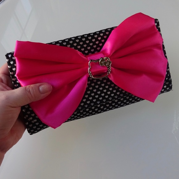 Last Chance! Hello Kitty Clutch - Picture 4 of 4