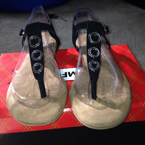 Cushioned black sandals