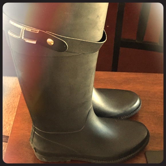 Tommy Hilfiger rain boots with gold buckle
