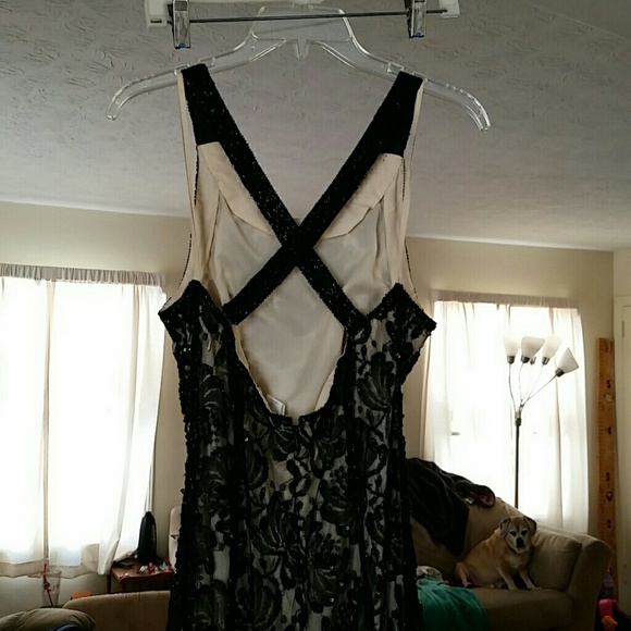 Beaded lace gown - Picture 4 of 5