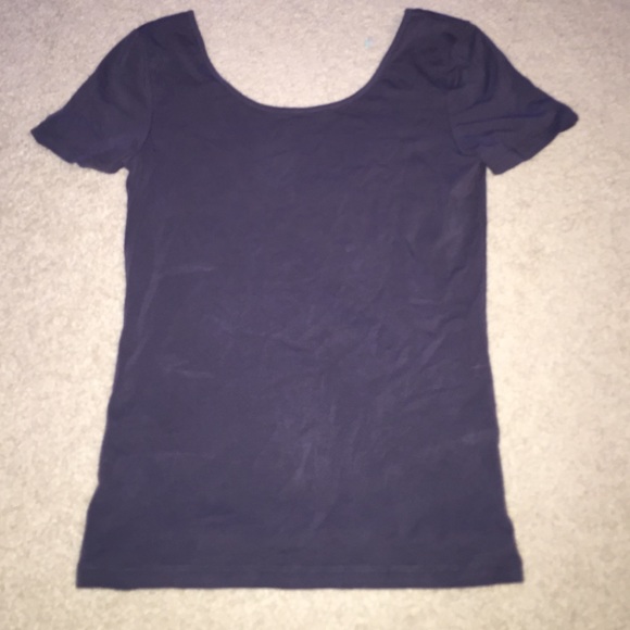 Fitted dark grey scoop neck tshirt