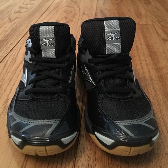 woman's size 6 mizuno volleyball shoes
