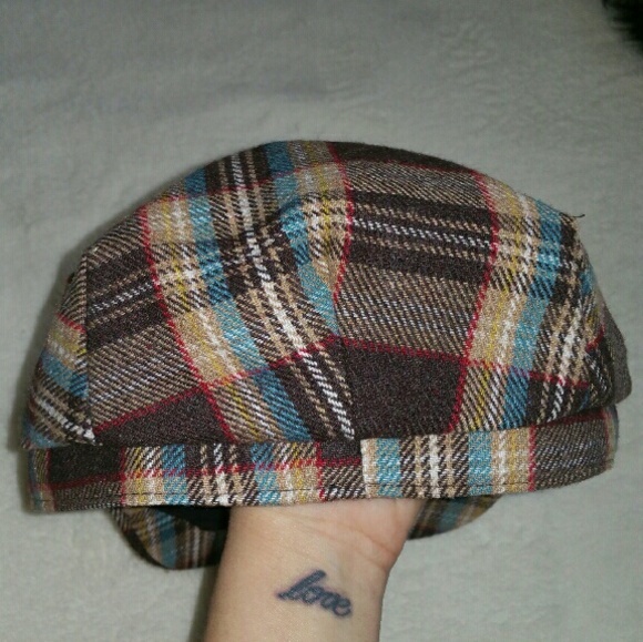🎀 Multi-colored brown plaid hat. 🎀 - Picture 2 of 3